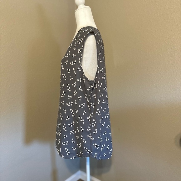 Anne Klein Floral Sleeveless Grey Blouse - Picture 4 of 8